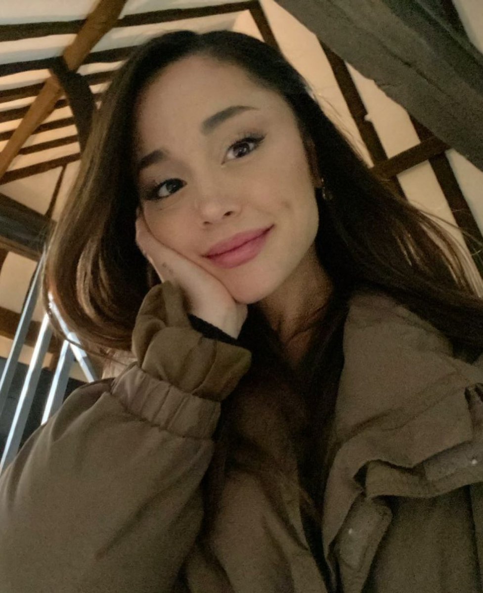 ariana feeds tweet media