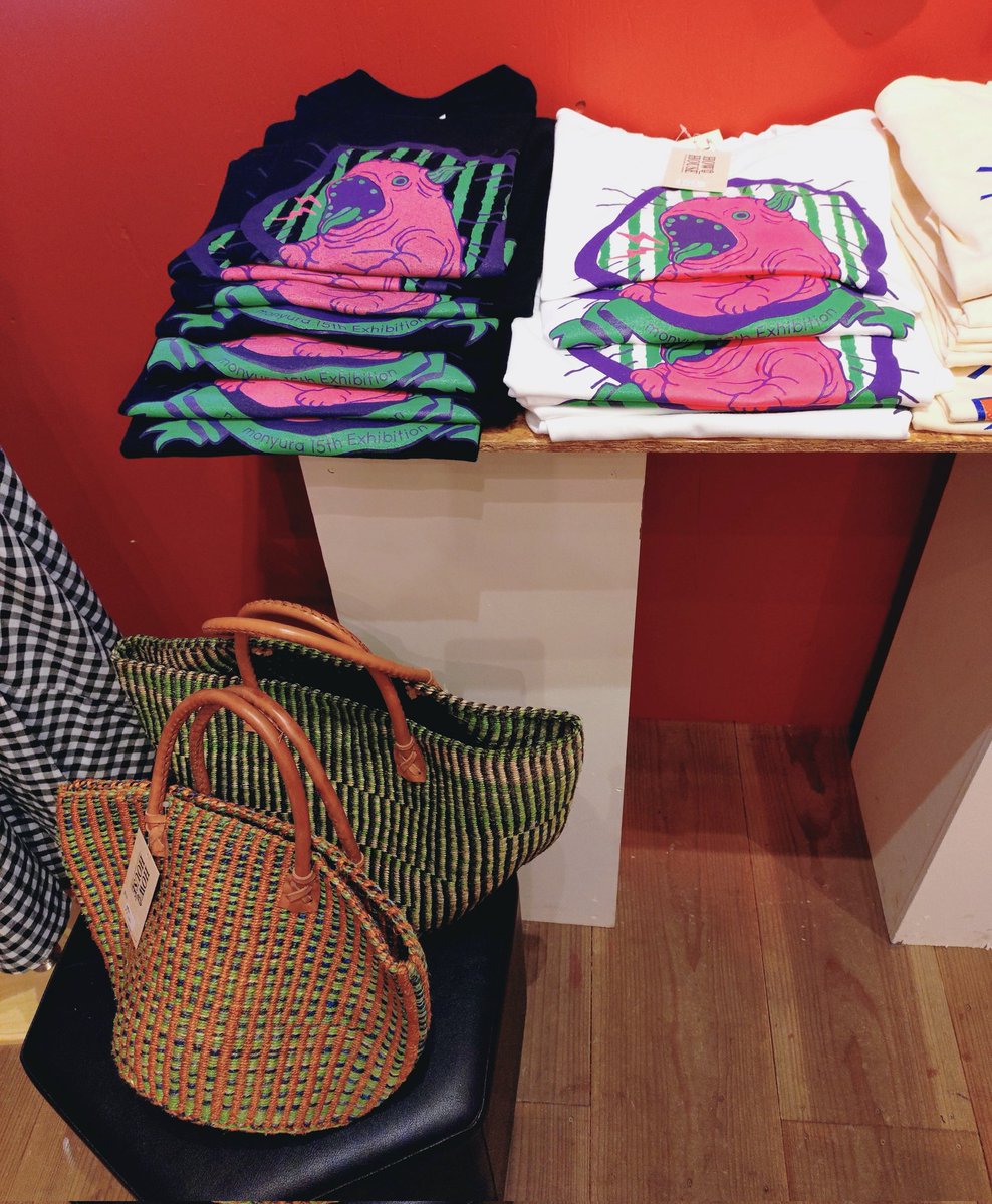 info_how's tweet photo. 【EAST】gallery-Red
「 スゴイ かっこいい Ｔシャツ展」

作家さん✕HOW HOUSEの
オリジナルＴシャツ！
シルクスクリーンの手刷りです
キッズＴは残りわずか

足元の冷え対策にお勧めの
モンゴルソックスがワンコイン！

散策がてら
ぜひ、お立ち寄りください👚
staffW

🈺11:00〜17:00 https://t.co/swixvb0Nba