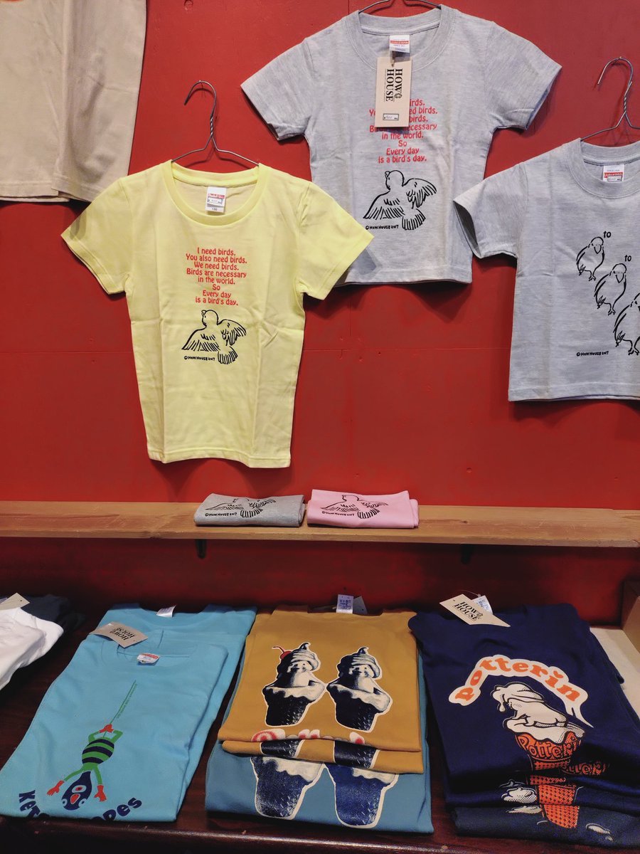 info_how's tweet photo. 【EAST】gallery-Red
「 スゴイ かっこいい Ｔシャツ展」

作家さん✕HOW HOUSEの
オリジナルＴシャツ！
シルクスクリーンの手刷りです
キッズＴは残りわずか

足元の冷え対策にお勧めの
モンゴルソックスがワンコイン！

散策がてら
ぜひ、お立ち寄りください👚
staffW

🈺11:00〜17:00 https://t.co/swixvb0Nba