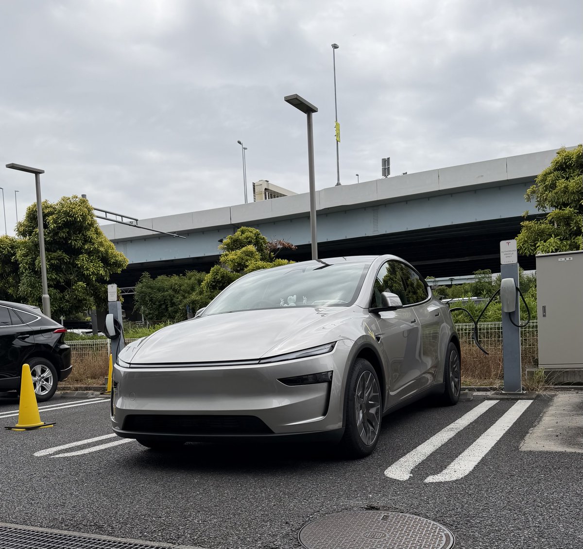 modelylyl's tweet photo. 納車時の傷の修理のため東雲へ
一旦さよならモデルYL👋 https://t.co/CkFHbNZ9Dm