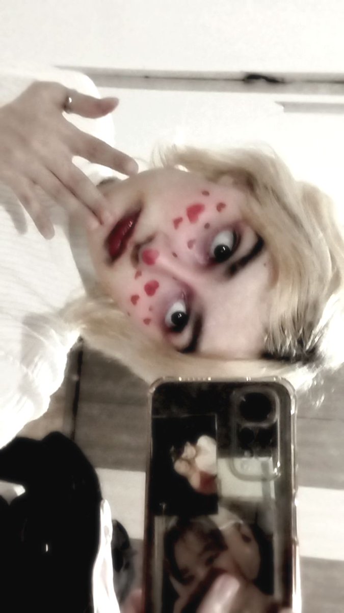 vikkxours's tweet photo. fiz maquiagem ontem https://t.co/s0r7fcfphG