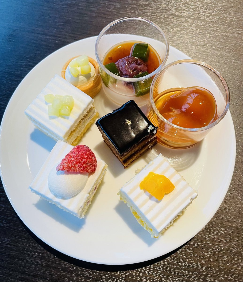 hiro3nimum's tweet photo. さぁ！チートデイ！！😆✨
今回はビュッフェに行ってきました🍰🍣🍤

食べたいものを思いっきり楽しんだら、朝の体重まさかの＋1.4kg！？
びっくりなんだけど！！😂
これは脂肪じゃない…水分だ…水分のはず…！！笑

食べた分、また明日から頑張るぞー！！✨ 💪 https://t.co/UAF6f48Fqe