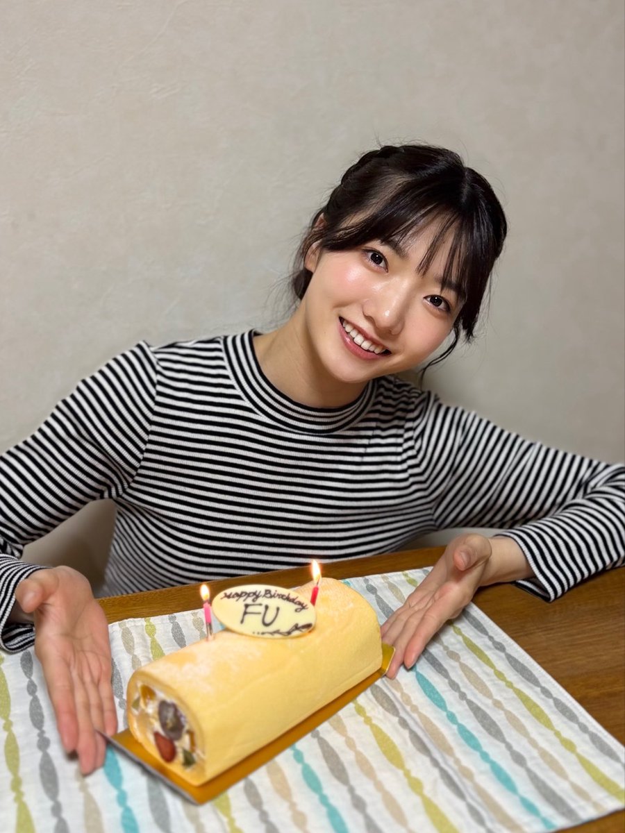 fu_kobayashi02's tweet photo. 誕生日にロールケーキ！🍇🍰🍓
スポンジはふわふわしゅわしゅわで、フルーツは美味しすぎてぺろっと食べちゃいました😋

#MOCエンターテインメント
#小林楓 https://t.co/TyW0N8bfCS