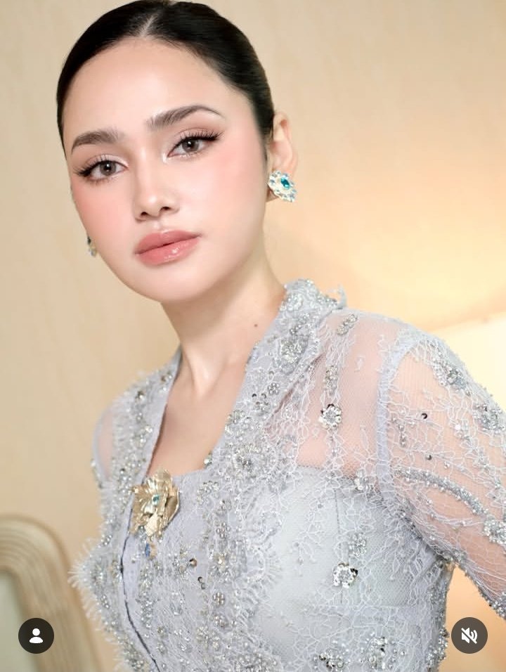 TrishaAldama's tweet photo. Riasan cipa saat di acara akad nikah &amp; resepsi pernikahan nadira. 
Dng MUA yg berbeda https://t.co/KWWksbRh7f