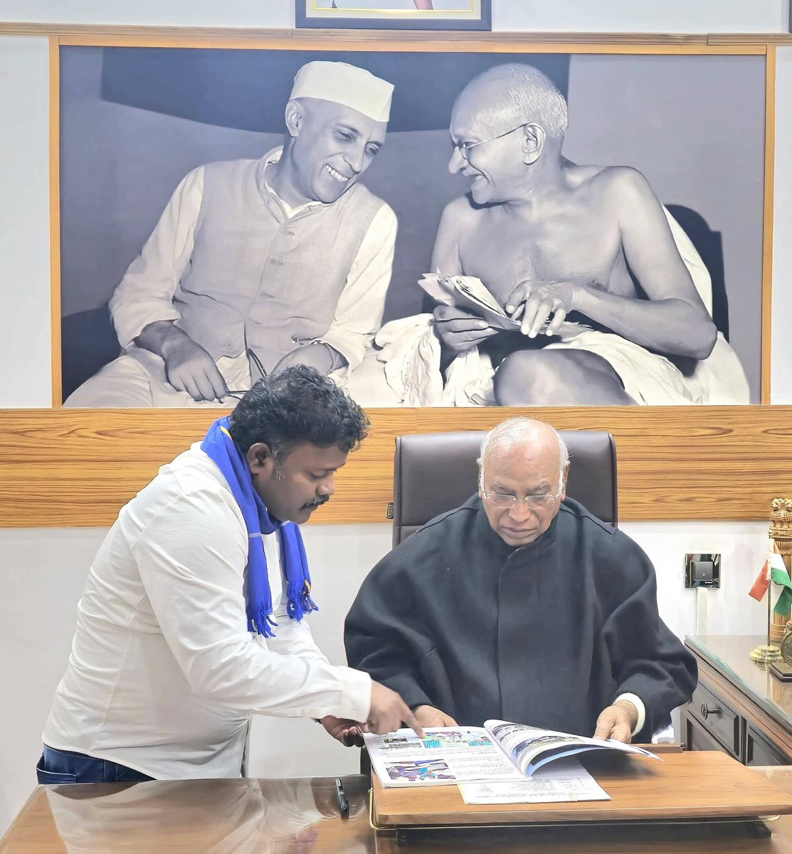 MpranjankumarM2's tweet photo. தமிழ்நாடு காங்கிரஸ் கமிட்டியின் எஸ்.சி., துறை தலைவர் எம்.பி.ரஞ்சன் குமார் வெளியிட்டுள்ள அறிக்கை:

2006 ஆம் ஆண்டு மைனாரிட்டி  கருணாநிதி அரசை 5 ஆண்டுகள் தாங்கிப் பிடித்த காங்கிரஸுக்கா பதவி ஆசை?

இதுவரை ஒரு பொதுத் தொகுதியில் பட்டியலினத்தவரை திமுக நிறுத்தியது உண்டா?

60 ஆண்டுகளாக சமூக நீதி என்று வெறும் வாயில் வடை சுட்டுக் கொண்டிருந்தீர்கள்.

இன்றைக்கு முதலமைச்சர் விஜய்,  8  பட்டியலினத்தவர்களை அமைச்சர்களாக்கி இதுதான் உண்மையான சமூக நீதி என்று பொட்டில் அடித்தாற்போல் சொல்லியிருக்கிறார்.

இதுவரை இல்லாத அளவுக்கு நிறையப் பெண்கள் வெற்றி பெற்று சட்டப்பேரவைக்குச் சென்றுள்ளார்கள்.

அதேசமயம், கருணாநிதியின் உடலை மெரீனாவில் அடக்கம் செய்ய அனுமதிக்காத எடப்பாடி பழனிசாமியை திமுக முதலமைச்சராக்கத் துடித்ததும், கருணாநிதியைக் கதறக் கதற இழுத்துச் சென்று சிறையில் அடைத்த அதிமுகவை, ஆட்சியில் அமர்த்த துடித்ததும் பதவி சுகத்துக்காக இல்லையா?

திமுகவின் துரோகத்தைக்  கருணாநிதியின் ஆத்மாவே  மன்னிக்குமா?

கூட்டணிக் கட்சிகளை  நன்றாகப் பயன்படுத்தி விட்டு, சக்கையாகப் பிழிந்து வெளியே எறியும் நீங்களா நன்றி உணர்ச்சியைப் பற்றிப் பேசுவது?

கூட்டணிக் கட்சிகளை அடிமைகள் போல் நடத்தி சீட்டுப் பேரம் நடத்திய நீங்களா நாகரீகப் பாடம் எடுப்பது?

பாஜகவுடன் சேர வேண்டுமென்றால்..சேருங்கள். அதற்காக ராகுல் காந்தியை விமர்சித்து மோடியைக் குளிர வைக்க நினைக்கிறீர்களா?

 காங்கிரஸ் மீது தொடர்ந்து சேற்றை வாரித் தூற்றிக் கொண்டிருந்தால், அதிகார மமதையால் 2026 இல் ராஜ்யத்தை இழந்த உங்களுக்கு, 2029 மக்களவைத் தேர்தலில் மக்கள் பூஜ்யத்தையே தருவார்கள்.

 அப்போது,தலைவர் ராகுல் காந்தியால் தான் கடந்த முறை 39 தொகுதிகளிலும் வென்றோம் என்பது புரியும். 

இப்படிக்கு,

எம்.பி.ரஞ்சன் குமார்
