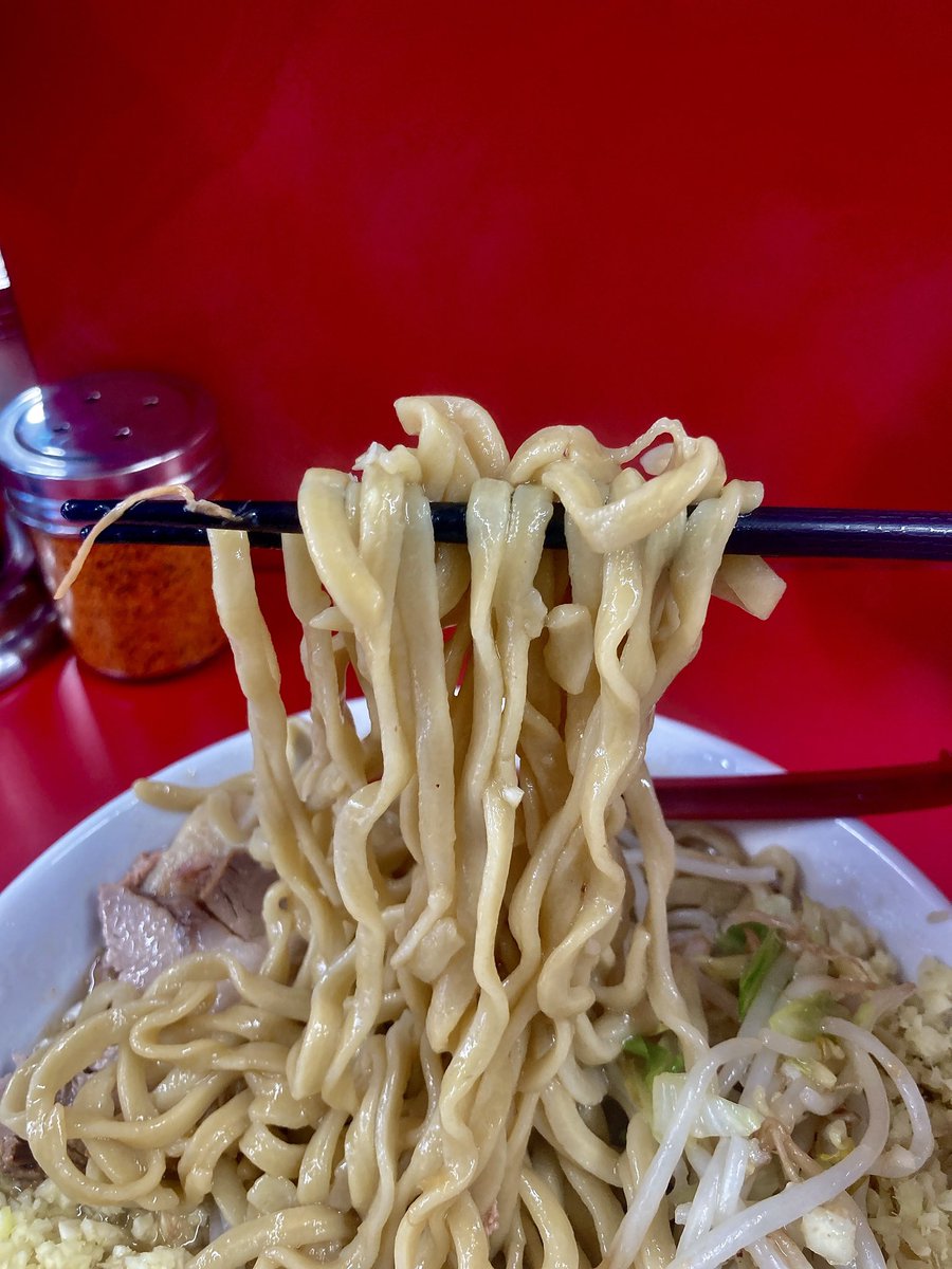 meru_ramentv's tweet photo. 📍ラーメン二郎大宮公園駅前店
🍜小(250g)豚二枚
📣ニンニクアブラショウガ

炸裂するFZのキレと
荒ぶる豚感が織りなす
非乳化のスープに悶絶

脳内に襲い来るグルに神豚
ちょいデロ麺が織りなす芸術

溢れ出すドーパミン…

一杯¥900…ドンブリの中に
夢や希望が詰まってる！

凄まじくに美味しかった！
#めるテレ