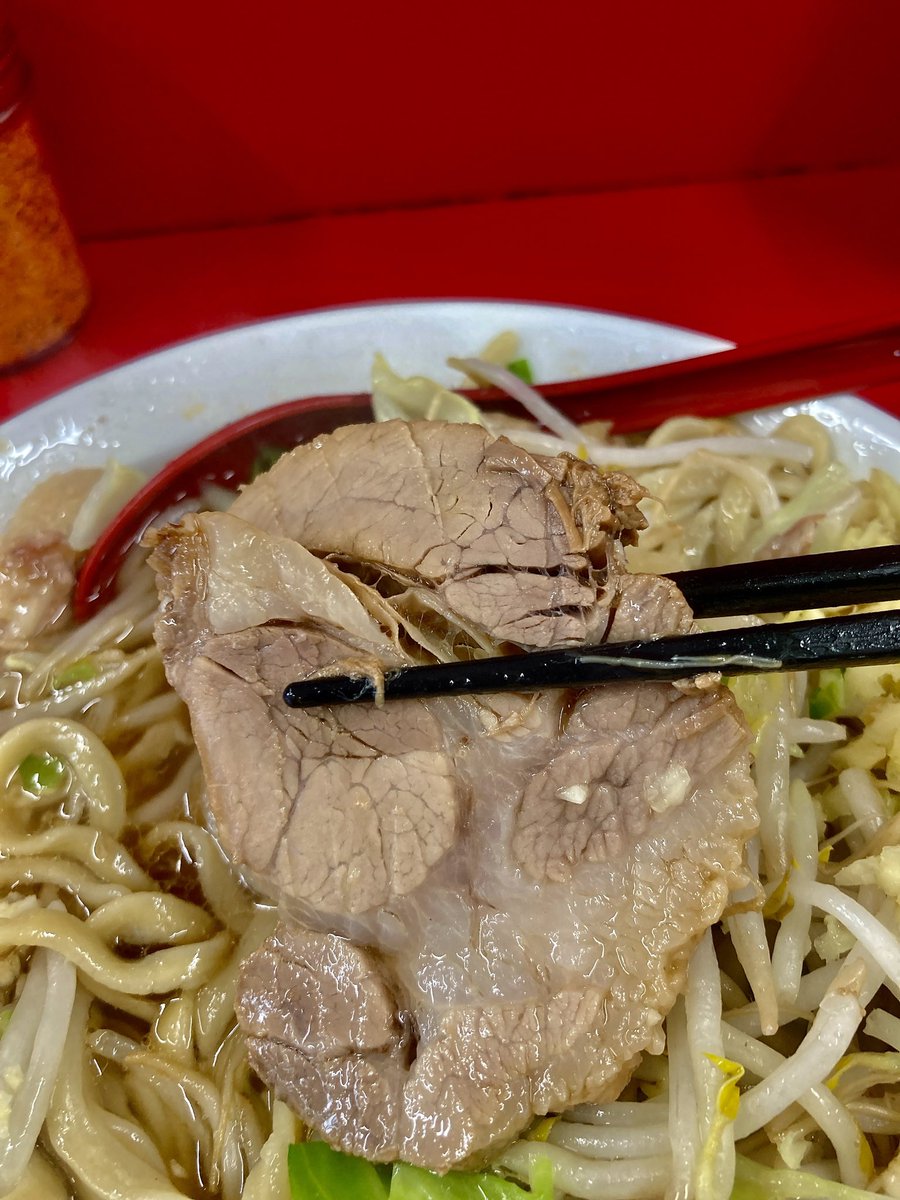 meru_ramentv's tweet photo. 📍ラーメン二郎大宮公園駅前店
🍜小(250g)豚二枚
📣ニンニクアブラショウガ

炸裂するFZのキレと
荒ぶる豚感が織りなす
非乳化のスープに悶絶

脳内に襲い来るグルに神豚
ちょいデロ麺が織りなす芸術

溢れ出すドーパミン…

一杯¥900…ドンブリの中に
夢や希望が詰まってる！

凄まじくに美味しかった！
#めるテレ