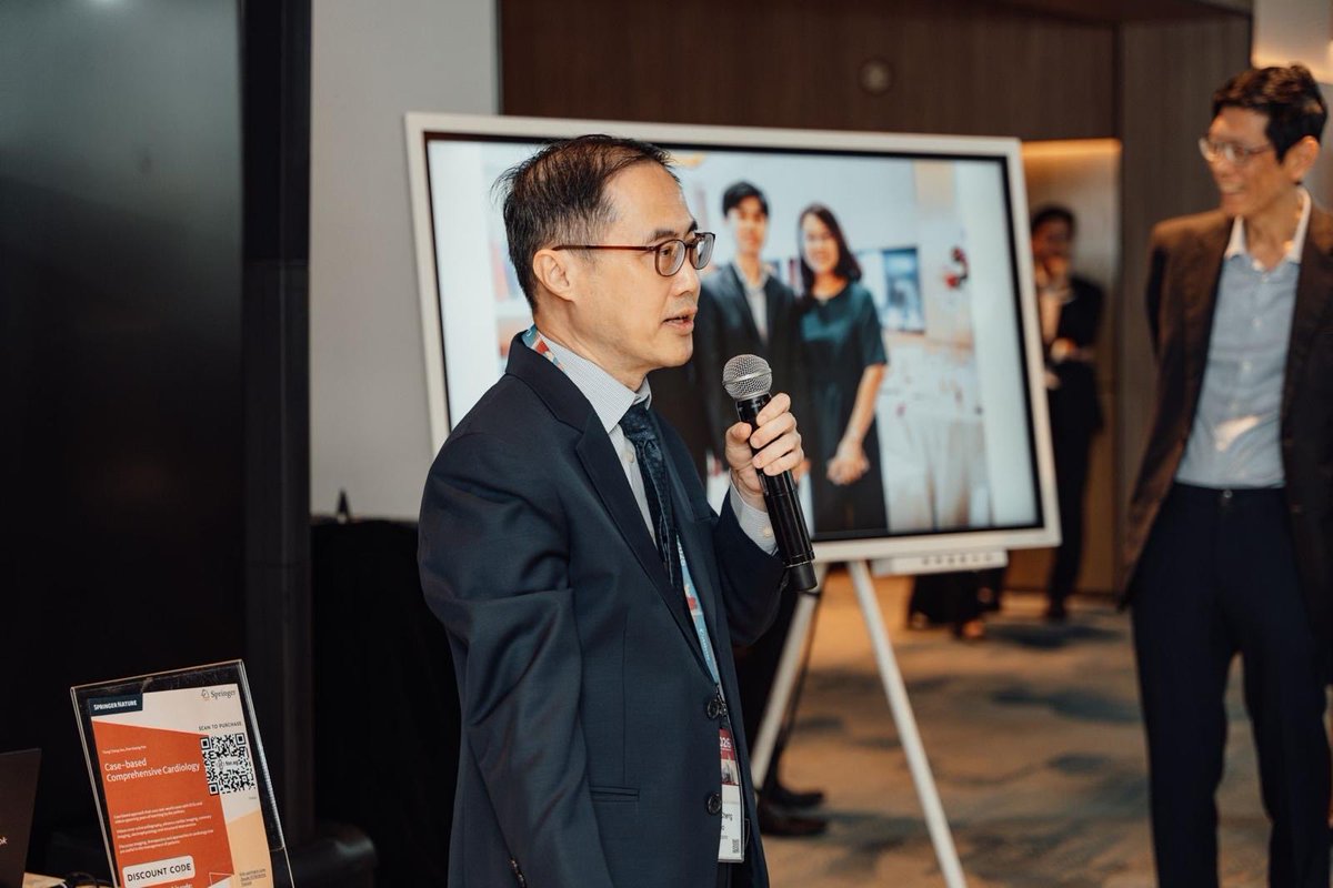 NUHCS's tweet photo. Celebrating the launch of “Case-based Comprehensive Cardiology” by Profs Yeo Tiong Cheng &amp; Poh Kian Keong, Snr Consultant Cardiologists, #NUHCS! 20yrs of clinical expertise distilled into 1 immersive 📖 for all committed to delivering better cardiac care.
https://t.co/aeTzfKTWTK https://t.co/iR3qwxB7Xw