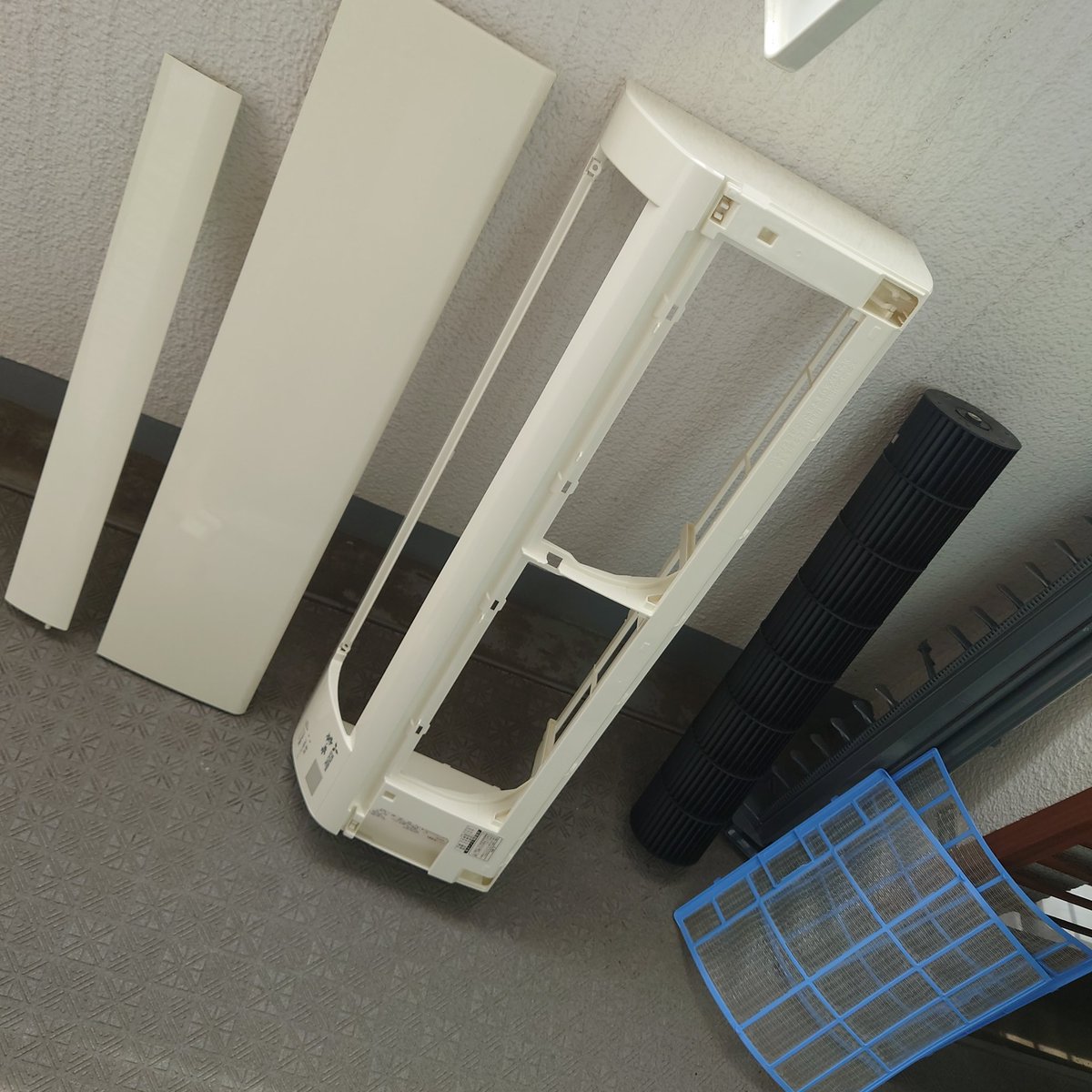 TMSND1's tweet photo. 暑くなる前にエアコンを分解してお掃除。
やっぱり三菱かダイキンがええわ〜。
お掃除機能のないシンプルなやつが一番いい。 https://t.co/U90cEIhQ0f