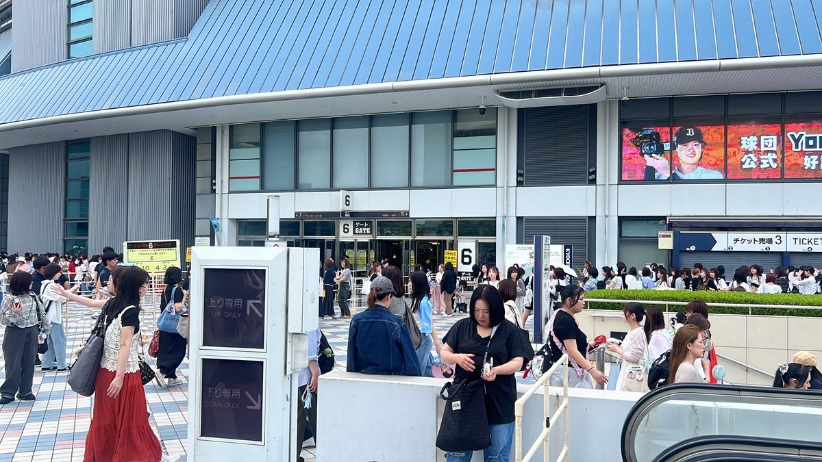 w3_nrd's tweet photo. @__982o0 6ゲート付近、階段上のエレベーター前にいます！ https://t.co/CpOH9i3xy3