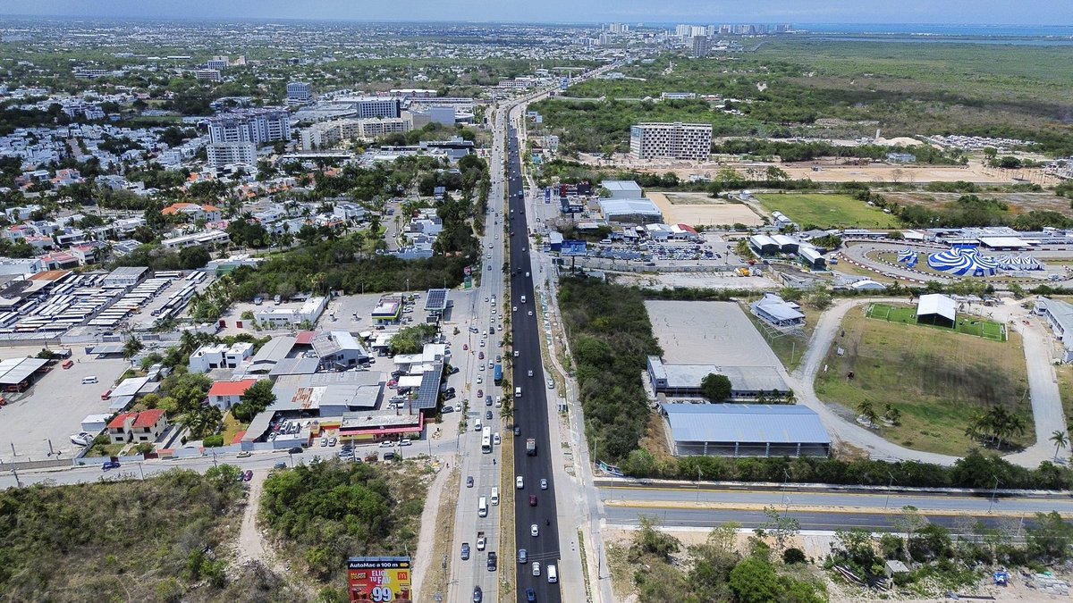 MaraLezama's tweet photo. 🛣️🚧 Seguimos transformando la movilidad en todo #QuintanaRoo con trabajos de mantenimiento, como los que realizamos en el bulevar Colosio de #Cancún.

¡Gracias a todas y todos por su paciencia! 🚗🙌🏽 https://t.co/t4SpiN3uEx