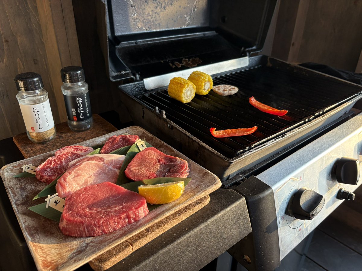 tecchi510's tweet photo. ディナーは厚切りのお肉達。
ほりにしかけてアメリカンなコンロで焼いた。
サーロイン美味かった。 https://t.co/wI3urp6fAW