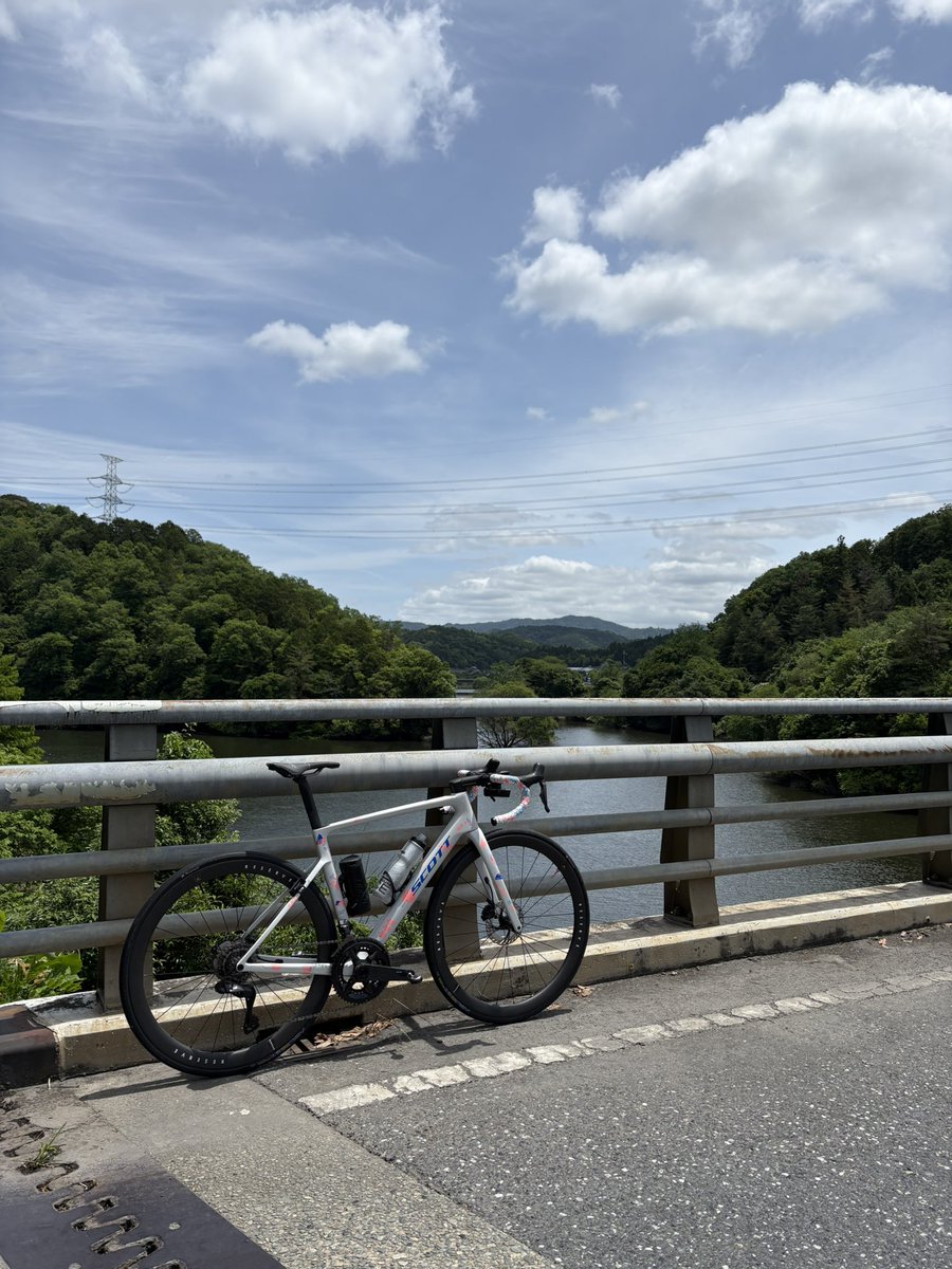 k_o_7193's tweet photo. サイクリング日和🚴‍♂️
ポジションでたロードバイクってこんなにも快適になるんだと実感😊
いじるところ無くなるのはそれはそれで寂しい笑

 #ロードバイク
 #SCOTT
 #ADDICTRC https://t.co/GxHD0QSu8y