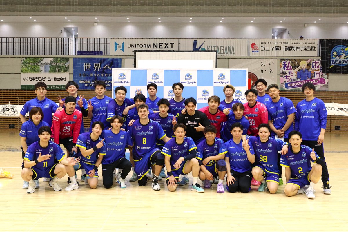 fu_ei_bluethun's tweet photo. 【🔵試合結果🔵】

リーグH ホーム最終戦
セーレンドリームマッチ🔥

vs ブレイヴキングス刈谷
／
32-38
(15-18,17-20)
＼

1シーズン沢山の応援ありがとうございました‼️

#福井永平寺ブルーサンダー
#リーグH
#ハンドボール
#感じるこの熱 https://t.co/ZKxNSG71NX