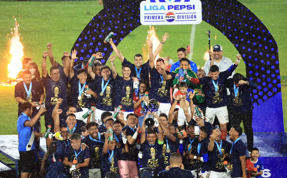 SVInformacion_'s tweet photo. #Deportes | Club Deportivo FAS se coronó campeón del fútbol salvadoreño tras derrotar contundentemente 0-3 a Águila en el estadio Jorge “El Mágico” González. https://t.co/xDmW8BnCSo