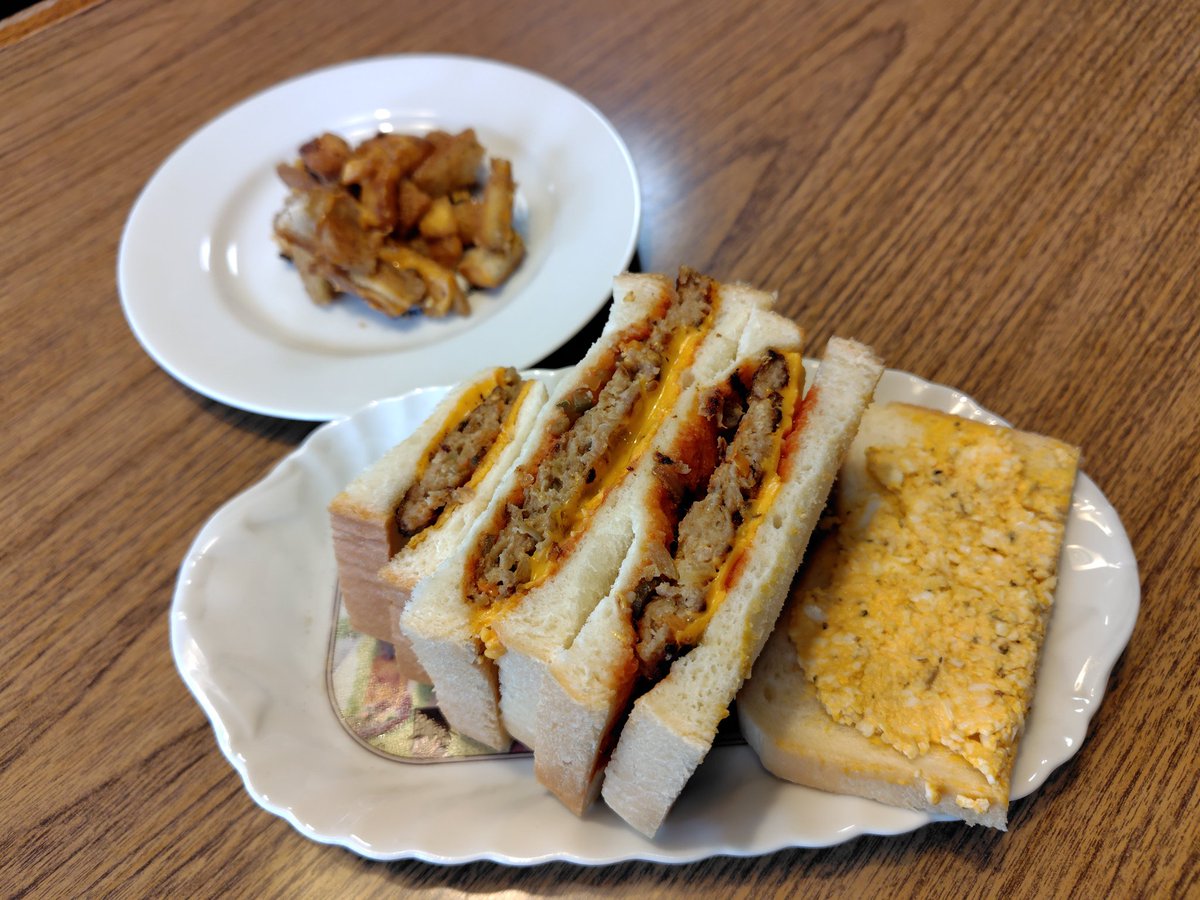 DragonHawk2010's tweet photo. 余っていたチェダーチーズの消費で、記憶に無いくらい食べてないハンバーガーを作ってみました。豚ひき肉ですがスパイスでそれなりに成りました。#親爺飯 https://t.co/xWbfRLpJP4