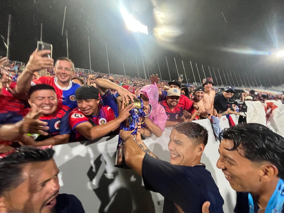 DiarioCoLatino's tweet photo. #FinalLMF #EnFotos
Fas y sus aficionados celebraron a lo grande la presea 20 en su historia. Con ello, reafirma que es es el "Rey de Copas". https://t.co/ya6PgZfSKF