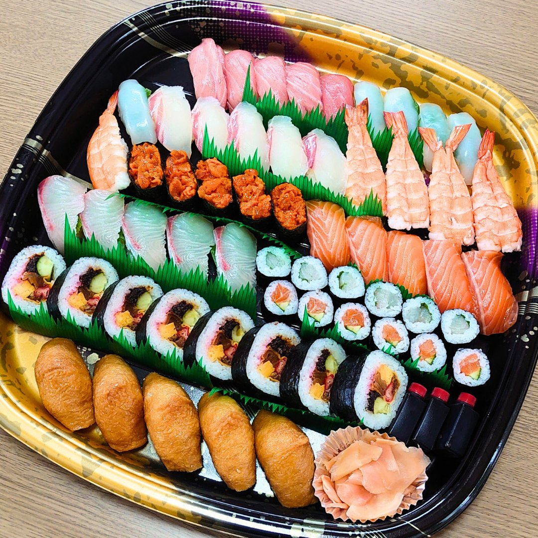 kamesushi24's tweet photo. 新生活の疲れ���出やすい5月下旬。
家族みんなで囲む食卓に、やさしい味の寿司をひとつ。忙しい日でも、ひと口で
ほっとできる“ごほうび時間”をお届けします。
＃中津市寿司　＃中津市グルメ
🔗 詳細はこちら
🌐 亀鮨ホームページ
https://t.co/rVyuYogvOe

📞 ご注文方法
• お電話：0979-24-8300
• LINE注文：@579hiukq
• 店頭受付：その場でご相談いただけます
🏠 店舗情報
〒871-0026
大分県中津市大字高瀬41-1
🐢 亀鮨について（テイクアウト＆デリバリー専門）
創業49年。
焼さば寿司をはじめ、
にぎり寿司・巻寿司・箱寿司・ちらし寿司・すし丼・いなり寿司・仕出し弁当など
幅広く取り扱っています。
🚗 駐車場
• 店舗前：1台
• からあげ もり山さん駐車場内：2台
• 従業員駐車場：空きスペースに1〜3台
🚙 デリバリー（有料）
330円／550円／880円／1100円／2200円
※ご注文金額・エリアにより無料配送あり
※詳細はホームページ、またはお電話でご確認ください
【配送エリア】
中津市・上毛町・吉富町・豊前市・宇佐市（一部）