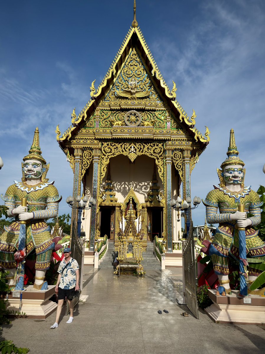 ChrisMannolini's tweet photo. Wat Plai Laem on #KoSamui, #Thailand. It’s near the Big Buddha (Wat Phra Yai) and the airport. 
#shotoniphone https://t.co/xbjLF0kxfS