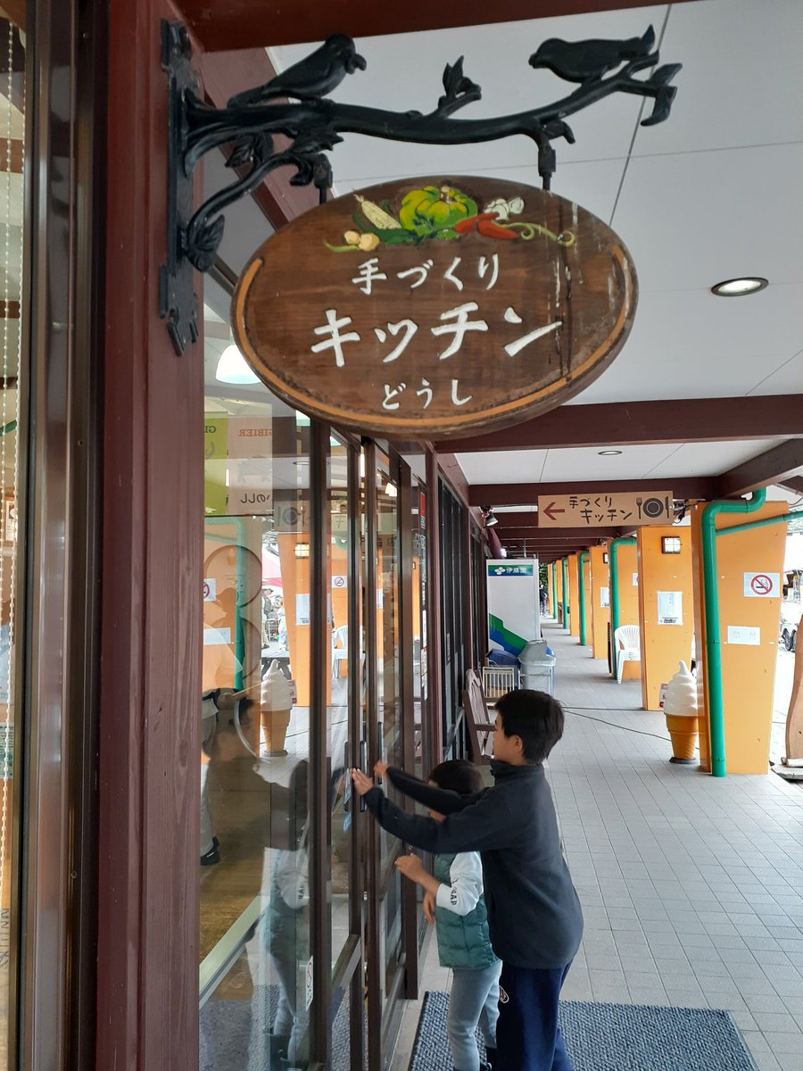 ueLz07Dk6D53094's tweet photo. 今日は天気はよくないけど原付で道志まで走りに。
清川あたりから路面はウェットに。
道志みちは少し小雨が降っていましたが、相変わらずバイク多いです。
つか、どんなに吸排気をいじるよりも、やっぱりステッカーチューンが一番パワーアップを感じますね。 
#プラシーボ効果
#リンプラ　#LINKLPLANET https://t.co/IOBuftGpjP