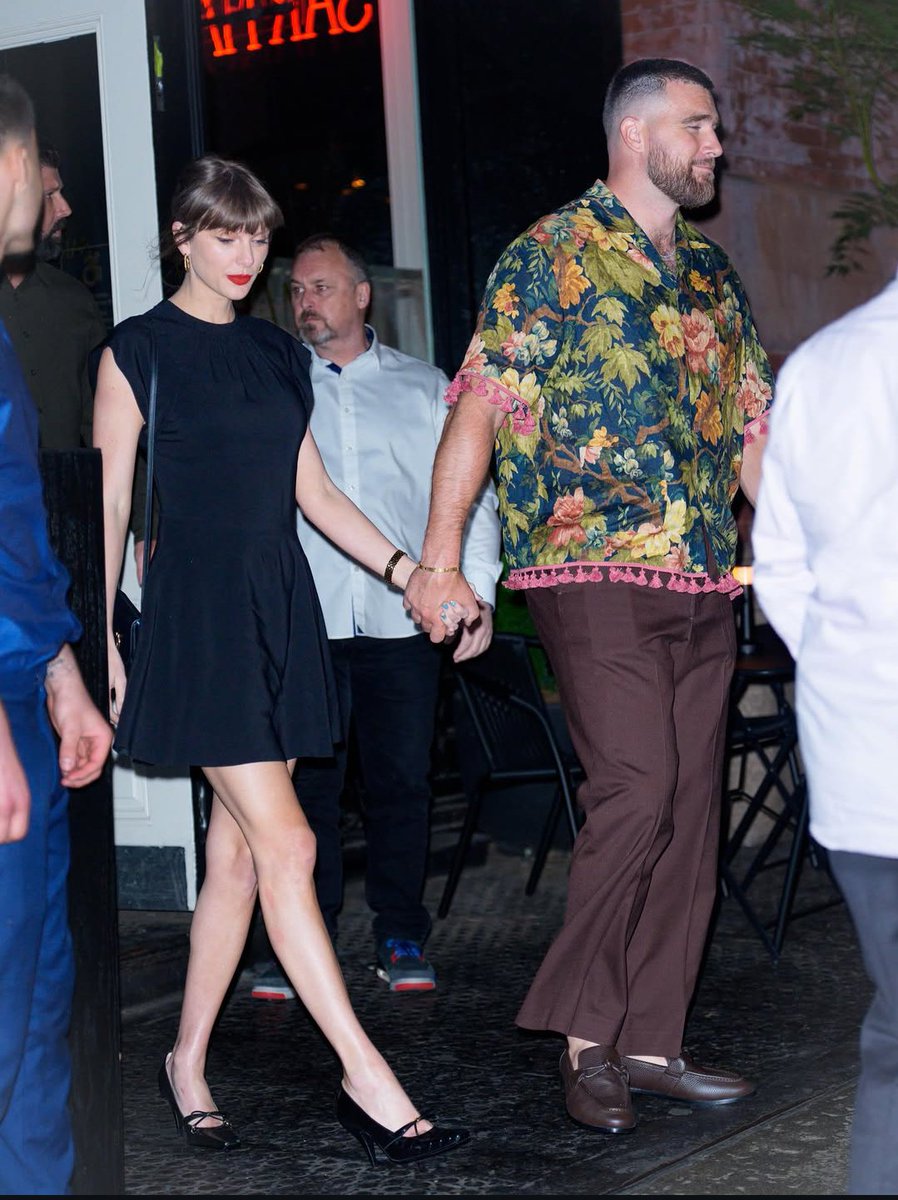 Taylor Swift wearing Black Mini Dress stepped out for dinner date with Travis Kelce. She is Looking Gorgeous Taylor Swift wearing Black Mini Dress stepped out for dinner date with Travis Kelce. She is Looking Gorgeous