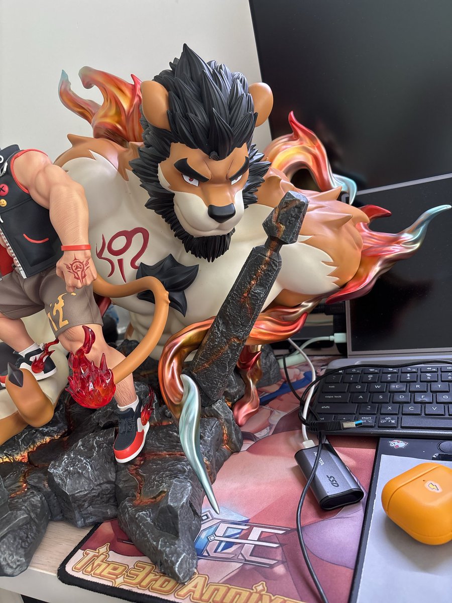 tooboshoo's tweet photo. The quality of this figure is absolutely incredible! The size and weight... definitely didn’t disappoint!! Looks like I’m gonna need a bigger computer desk. A perfect May gift. ❤️#alcander https://t.co/x7xkKgIwHx