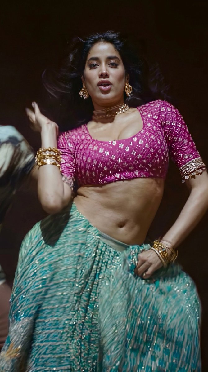 syedtvk123's tweet photo. Jhanvi kapoor stunning in peddi song promo peak female beauty 😍✨ https://t.co/lvdPDzFK6H