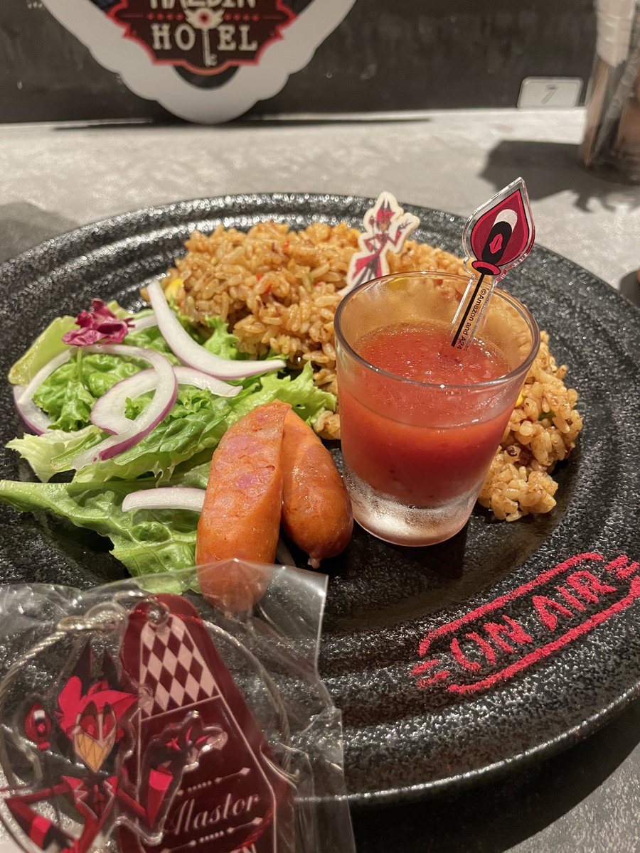 AliceXCat's tweet photo. ヘルヴァボスとハズビンホテルのコラボカフェに行ってきた〜
引き割とよかった〜
メイトのコラボカフェも当たるといいなぁ https://t.co/QDzjOi1sVh