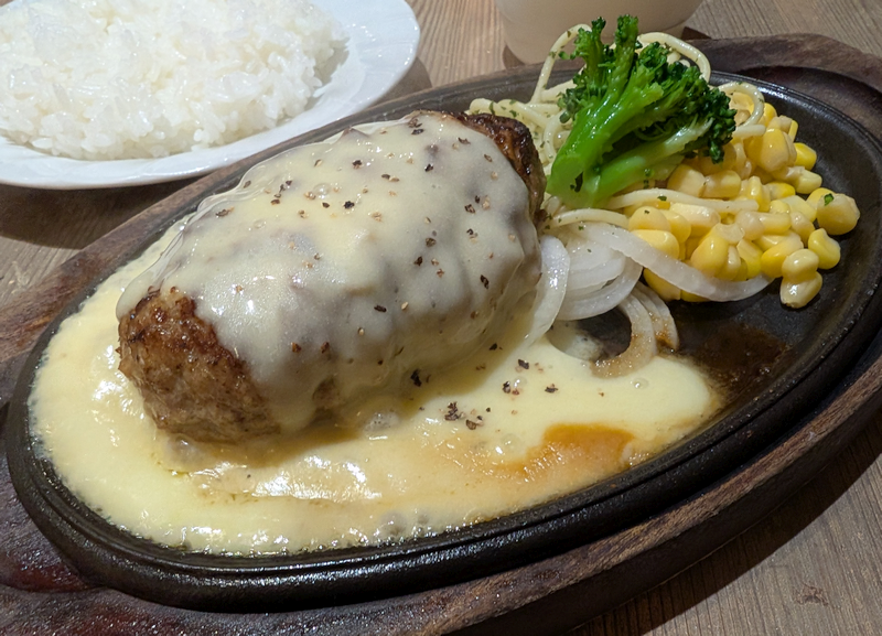 kichilog's tweet photo. 店頭の写真に誘われて「ダイヤ街」の「HERO’S（ヒーローズ）吉祥寺店」で夕食。「エグモントチーズソース 200g ハンバーグ」は期待通りチーズたっぷり！粗挽き肉は食べ応えもあって満足できました。おいしかったです。ごちそうさま。
#きちログ
https://t.co/BNVquoS7xS https://t.co/HbEoGUJliA