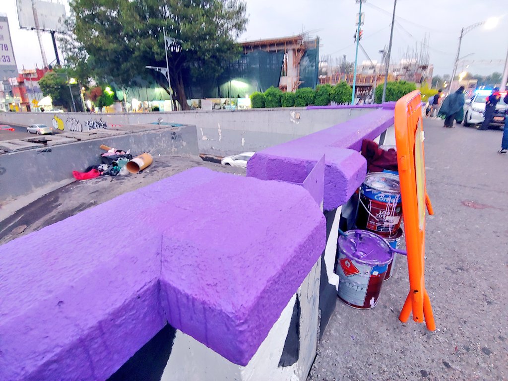5antaMerlina's tweet photo. @PinturasComex ya no le vendan a @ClaraBrugadaM ni una cubeta de pintura.
Millones de litros, ganaron, malo hacer negocio con @GobCDMX la ajolotizacion en pavimento se va despintando.
@SOBSECDMX https://t.co/sETtBIEzIZ