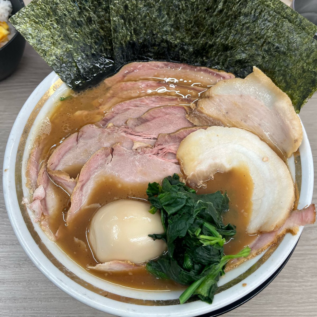 do_ob0600's tweet photo. 🍜王道家直伝との丸家（越谷）
との丸ラーメン/焼豚増/半玉子まぶし

トノマリストのホーム麺活🍜

引越し後、初との越！
勢いあまってPP🙌

コク深くまろやかな至高のスープは健在👏
ご飯がすすむ美味すぎる一杯🤩

お心遣い感謝！
ごちそうさまでした🙏

#家系ラーメン
#ログコレクション
#殿丸家 https://t.co/HuJwofb3ho
