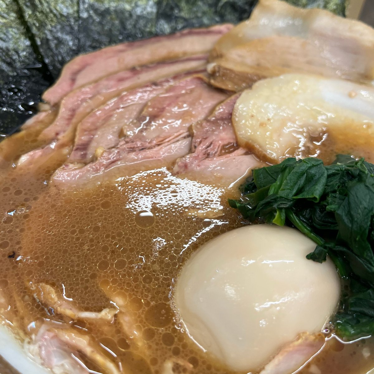 do_ob0600's tweet photo. 🍜王道家直伝との丸家（越谷）
との丸ラーメン/焼豚増/半玉子まぶし

トノマリストのホーム麺活🍜

引越し後、初との越！
勢いあまってPP🙌

コク深くまろやかな至高のスープは健在👏
ご飯がすすむ美味すぎる一杯🤩

お心遣い感謝！
ごちそうさまでした🙏

#家系ラーメン
#ログコレクション
#殿丸家 https://t.co/HuJwofb3ho