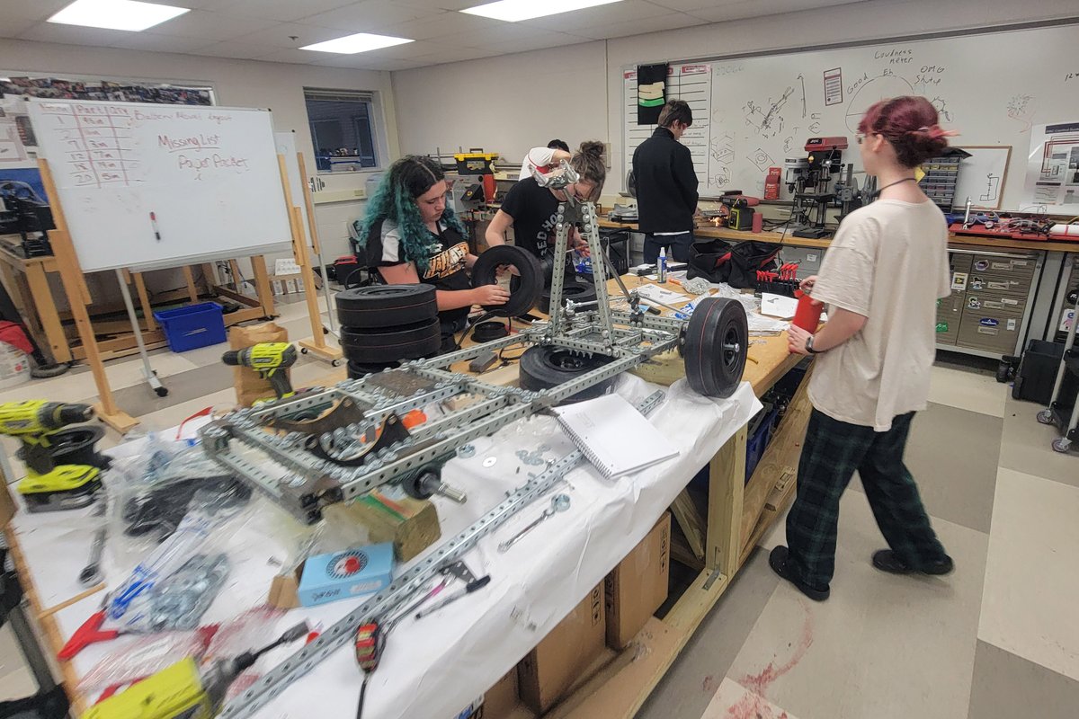 rbasoe's tweet photo. Want to get in on the racing action at your High School?  The R.B. Annis School of Engineering is looking to bring racing to your high school engineering program in our Fast Track to STEM program!  In this inaugural year, Southport High School built and raced two karts on our on-campus course.  We provide plans, kits, and guidance on incorporating building and tuning into your engineering curriculum.  Contact engineering@uindy.edu for how to get involved for the next academic year!