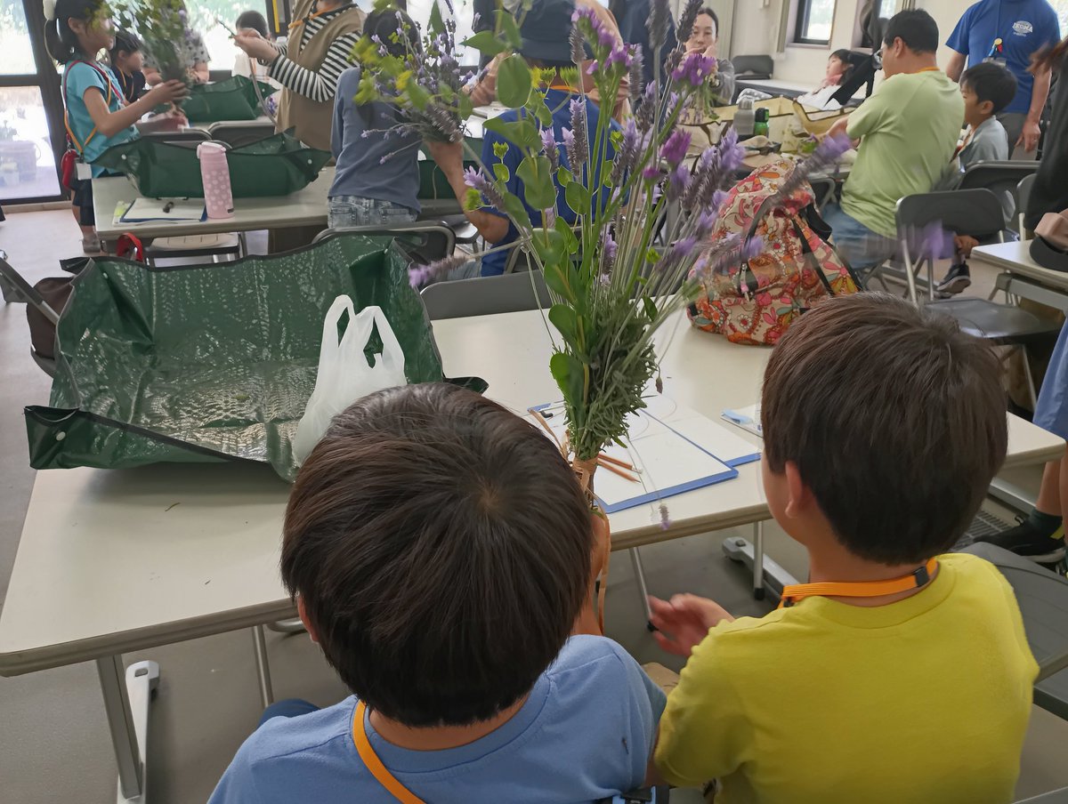 Ikoma_learning's tweet photo. ischool「週末スローライフvol.7植物の魅力ツアー」を開催しました。
草花がキレイに咲いている「ふろーらむ」でガーデンツアーとスワッグつくりを行いました。　　
色とりどりの花に囲まれながら、季節を感じる素敵な時間となりました。
個性が光る、素敵なスワッグが作れてみなさん大満足でした♪ https://t.co/5IdfHgCZk3