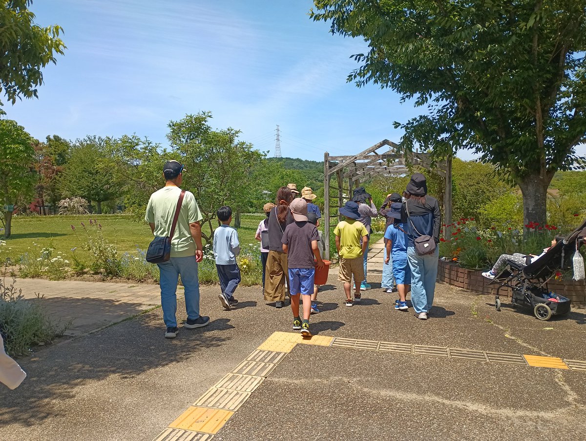 Ikoma_learning's tweet photo. ischool「週末スローライフvol.7植物の魅力ツアー」を開催しました。
草花がキレイに咲いている「ふろーらむ」でガーデンツアーとスワッグつくりを行いました。　　
色とりどりの花に囲まれながら、季節を感じる素敵な時間となりました。
個性が光る、素敵なスワッグが作れてみなさん大満足でした♪ https://t.co/5IdfHgCZk3