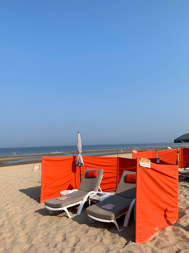 robdebadman's tweet photo. Goedemorgen, vandaag/zondag weer prachtig warm strandweer met veel zon en aan de kust een heerlijk verkoelend Briesje uit zee dus een windscherm zou best wel eens prettig kunnen zijn😃 Vroeg in de ochtend vlak aan de kust nog mistig maar al snel komt de zon erbij😃 https://t.co/y26bb1nnwf