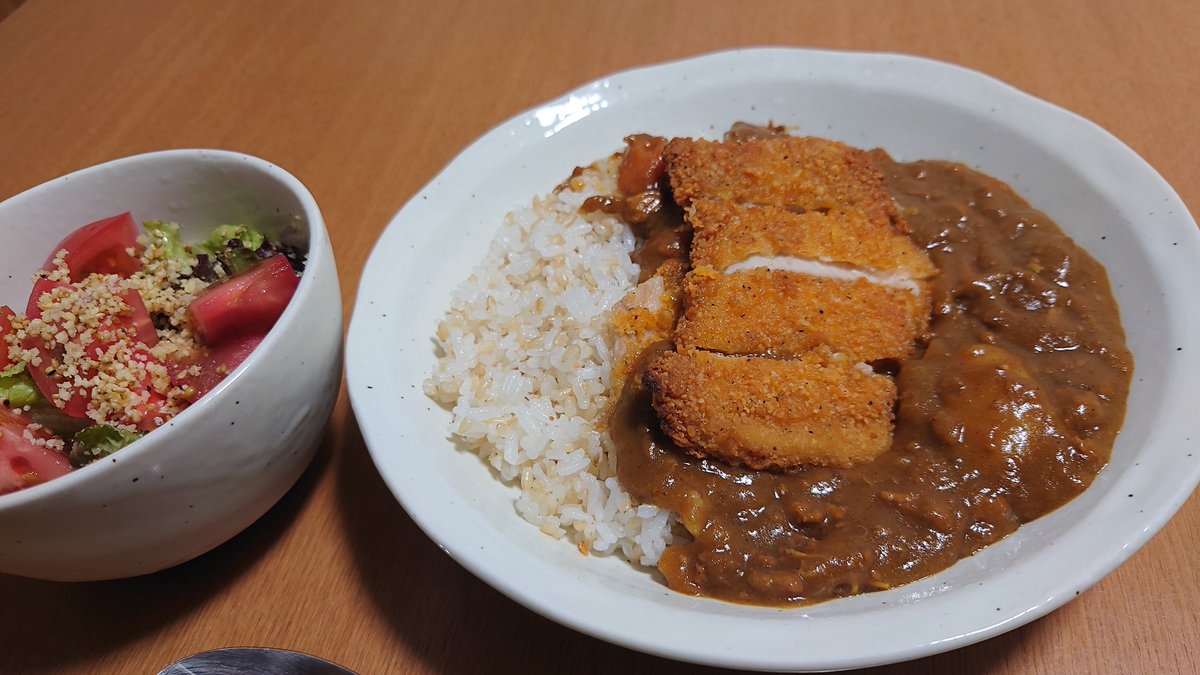 Z_akky's tweet photo. ファミチキonカレーライス。
いくつになってもこういうのはうまい https://t.co/7WlMpR4lcK