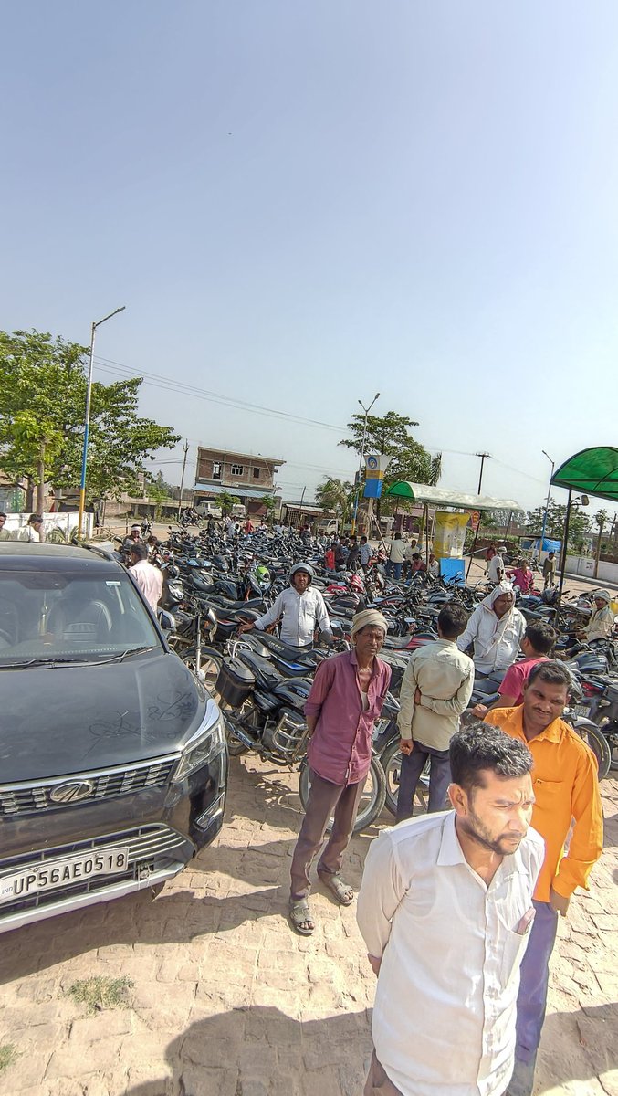 i_anshuman's tweet photo. It's the reality of most of the fuel stations in Maharajganj District of Uttar Pradesh @myogioffice @myogiadityanath @DmMaharajganj @Uppolice . Why the govt is not doing capping on Diesel and Petrol by adding an I'D card or something ?
Nepal border is famous for black marketing https://t.co/ZtFSdJVtQm