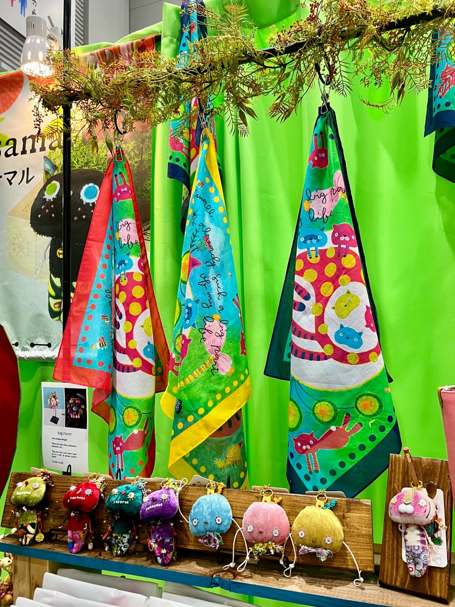 BASEec's tweet photo. ／
#デザフェス63 で見つけた
#わたしの自信作
＼

「asamaruÖ《アサマル》」

絵本から飛び出したような
可愛らしくてちょっぴり不思議な
「大人が沼る」バッグやチャームを展開🪡
 
ハロウィン気分のゾンビやカボチャ、
午年にちなんだロバのモチーフなど、
物語を感じるポップなキャラクターたちが、
日常にワクワクを運��でくれます🎃🐴

▼ 𝑺𝒉𝒐𝒑
https://t.co/pV9tAtO5H1

▼ 𝑺𝑵𝑺
@asamaru04