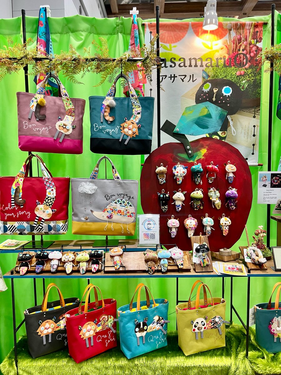 BASEec's tweet photo. ／
#デザフェス63 で見つけた
#わたしの自信作
＼

「asamaruÖ《アサマル》」

絵本から飛び出したような
可愛らしくてちょっぴり不思議な
「大人が沼る」バッグやチャームを展開🪡
 
ハロウィン気分のゾンビやカボチャ、
午年にちなんだロバのモチーフなど、
物語を感じるポップなキャラクターたちが、
日常にワクワクを運��でくれます🎃🐴

▼ 𝑺𝒉𝒐𝒑
https://t.co/pV9tAtO5H1

▼ 𝑺𝑵𝑺
@asamaru04