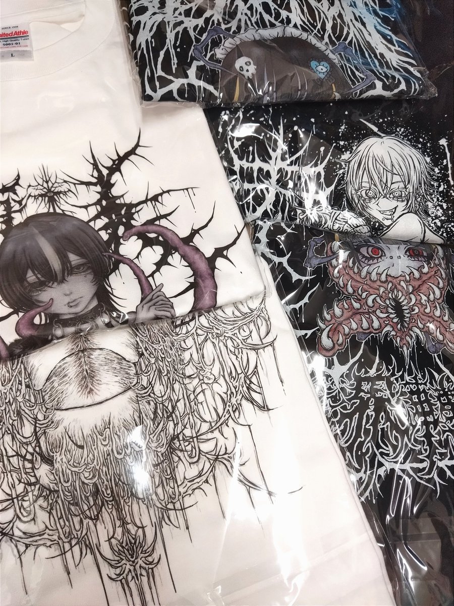 _ul666lu_'s tweet photo. T恤有帶這幾款🌟
厭人只有L
其它的有L和XL
都只有各幾件唷～！
（沒有脆弱寶貝） https://t.co/PBT73bklHa