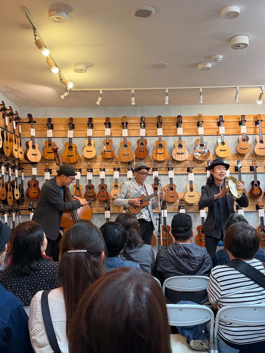 jbsb2008's tweet photo. 昨日は東京ハンドクラフトギターフェスでジャズウクレレワークショップの後は阿佐ヶ谷のウクレレバードでUkulele Swing Trioのライブでした！

今日はハンクラのSuper Acoustic Liveで、13:20から、Ukulele Swing Trioの演奏です！ https://t.co/59ZFuLJNOv