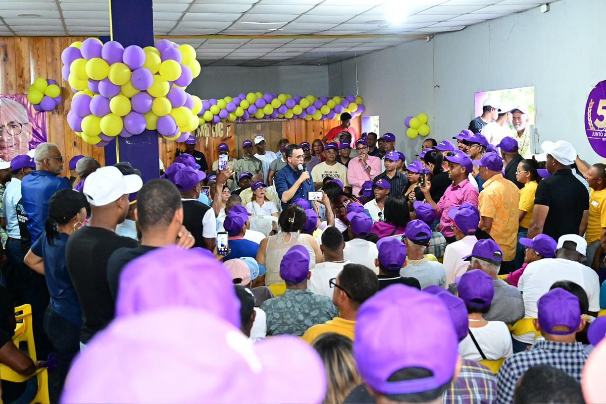 JESULINAMPARO's tweet photo. #GonzaloCastillo está construyendo el compromiso con un pueblo que busca salir de la trampa de la pobreza. Vamos a hacer un pueblo más grande y con más oportunidades 🇩🇴

Nuevas ideas con #Gonzalo 🇩🇴⭐🇩🇴
#EstoyDeVuelta 🚀 https://t.co/9GG6LIKy5i