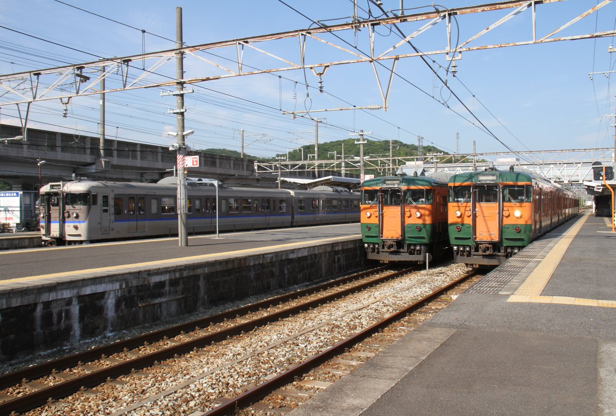 fujitetsu_115's tweet photo. 2015.5/24
山陽本線
1324M 115系 A-04
1323M 115系 A-13
1973M 115系 D-26

知り合いに教えて貰った東岡山3並び。少し前は濃黄4並びで盛り上がりましたね。 https://t.co/Rbf9m1Dypp