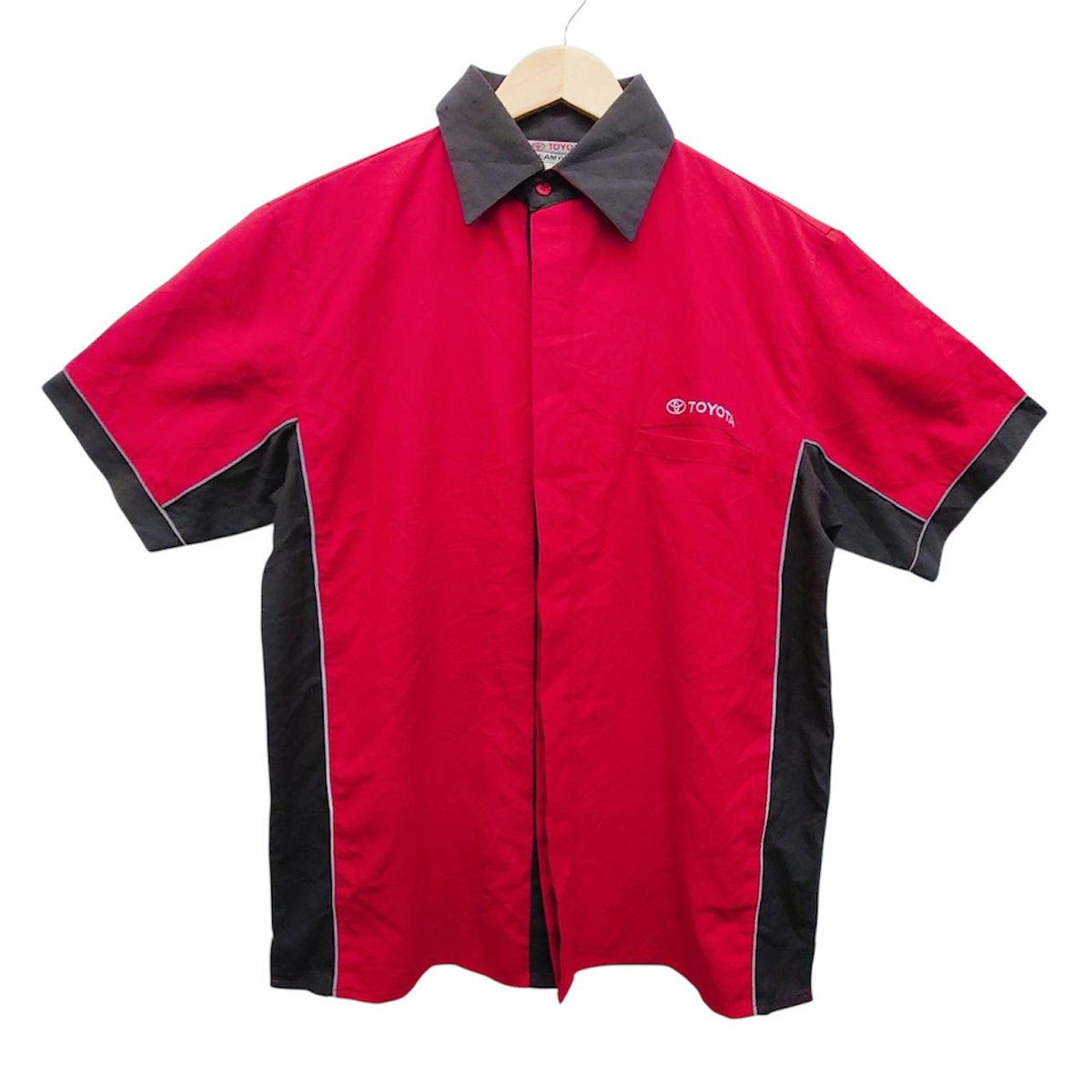 K2SELECT2024's tweet photo. TOYOTA TEAM WEAR（トヨタ チームウェア）の半袖ワークシャツにゃ。
レッド×ブラックの切替デザインに胸元のTOYOTAロゴが映える1着✨️
企業系・ユニフォーム系・ワークスタイル好きの方におすすめのアイテムにゃ♪
#看板猫 #古着屋 #柴田町 #K2SELECT
#宮城県 #TOYOTA
https://t.co/0MFdo1Na0g https://t.co/SOY8JR69e6