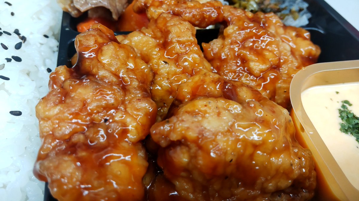 Anmichu_daisuki's tweet photo. お昼ごはんは塚田農場さんの人気No.1！チキン南蛮弁当ですよ～ 🐣🐤🐥🔥🍗
(*´༥` *)ŧ‹"ŧ‹"
#うちまおとごはん https://t.co/MReg6FOZjj