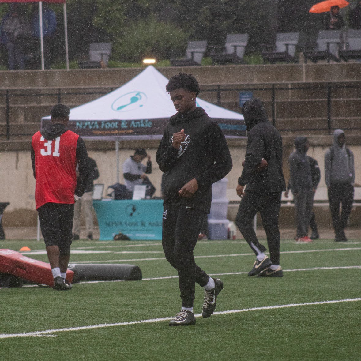 ElikemOsai2028's tweet photo. Blessed to have the chance to participate at the dmv elite 100 showcase earlier this morning. I learned a lot and had a great time meeting coaches. (Didn’t get 1on1s on video but didn’t let up a catch.)
@LeeMCarter3 @ChampeKnightsFB @PrepRedzoneVA @WillVapreps  @iam_ts23 https://t.co/lR0l7HIEWJ