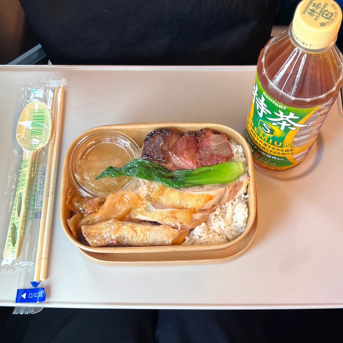 eda_svt's tweet photo. こちらを見て、いつか食べたいと思っていた空心伽藍堂の海南鶏飯🍗
タイミング良く帰りに買えました✨
骨付き鶏のぶつ切りとチャーシュー、タイ米。レモングラスの香りがふんわり香って美味しかったーーー

遠征帰りのお弁当も遠征の楽しみのひとつです☺️ https://t.co/1Laukih7yK