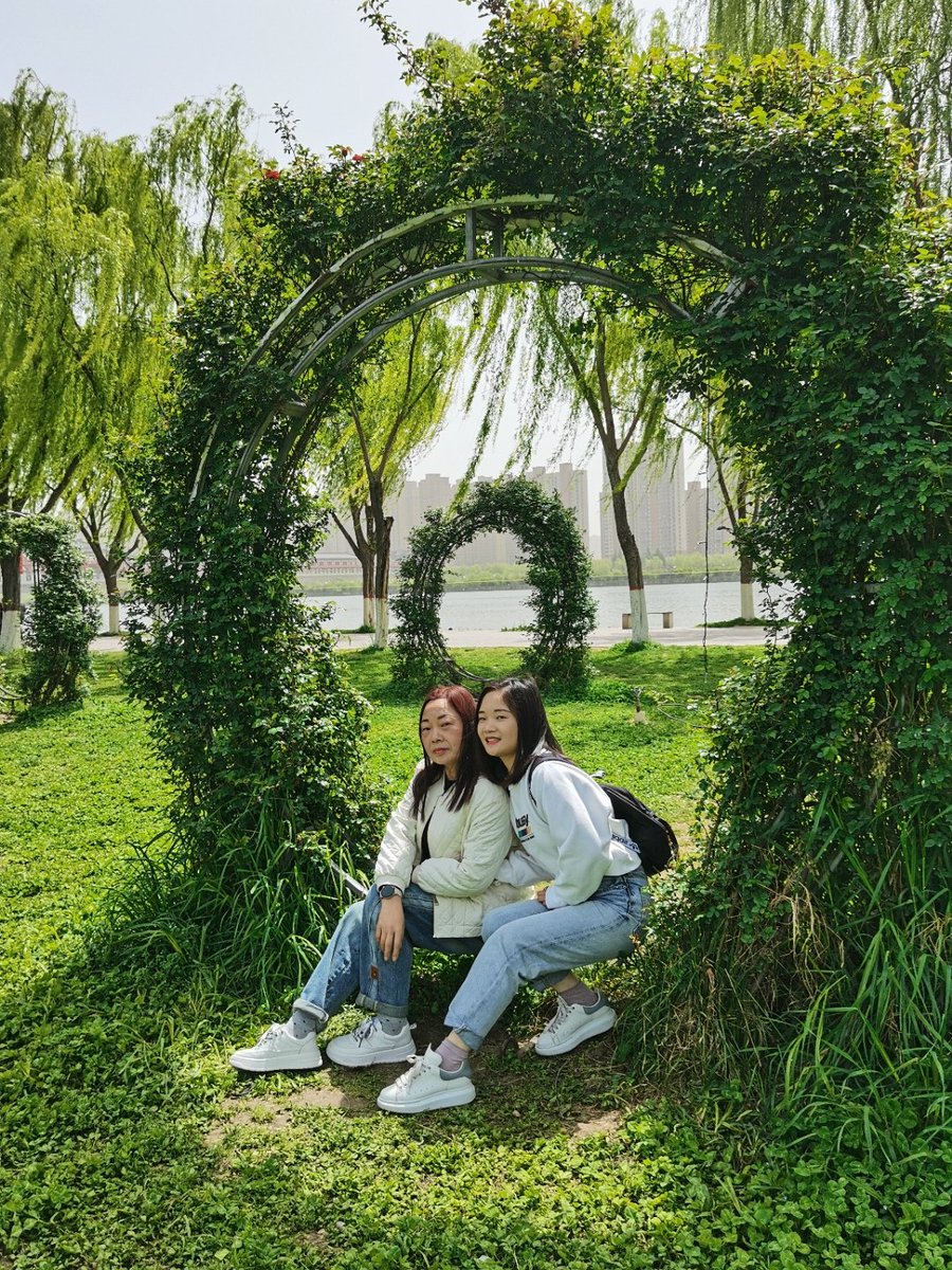 Mexli5950's tweet photo. When your friend makes your day just by being there for you  Small moments = big joys. https://t.co/pxp1SKzMHS