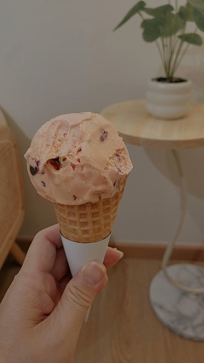jaeprincess_luv's tweet photo. #雨天
#throwback180526
#roseandwatermelon
#pistachio

媽媽非常喜歡開心果的味道 很濃郁 有roasted pistachio的味道 那個rose and watermelon 我也是第一次嘗試 不錯～ https://t.co/R0gNgBjuP4